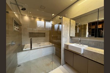 Casa à venda com 323m², 3 quartos e 4 vagas