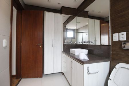 Apartamento à venda com 400m², 3 quartos e 3 vagasBanheiro da Suíte 1