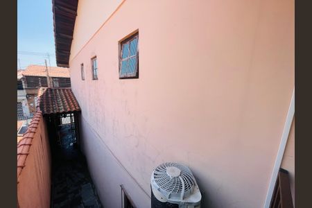 Casa para alugar com 150m², 3 quartos e 2 vagasDetalhe corredor externo