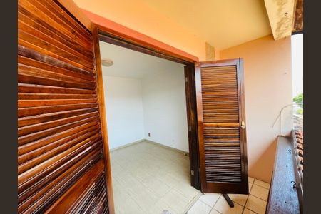 Casa para alugar com 150m², 3 quartos e 2 vagasSacada do quarto 2