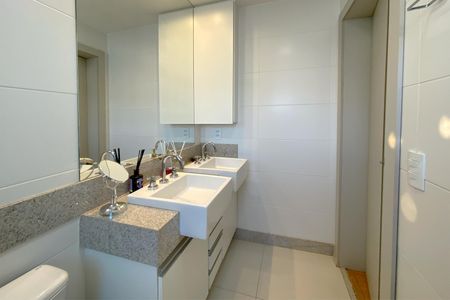 Apartamento à venda com 98m², 4 quartos e 3 vagasBanheiro da Suíte