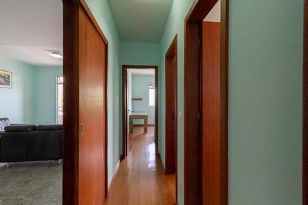 Corredor de apartamento para alugar com 3 quartos, 154m² em Vila Santa Rosa, Belo Horizonte