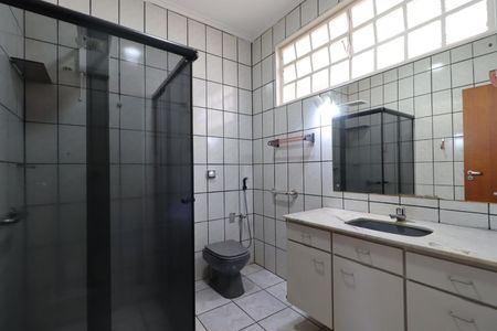 Casa para alugar com 240m², 3 quartos e 3 vagasBanheiro da Suíte 1