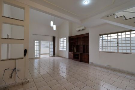 Casa para alugar com 240m², 3 quartos e 3 vagasSala