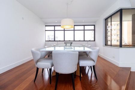 Apartamento à venda com 303m², 4 quartos e 4 vagas Apartamento à venda com 303m², 4 quartos e 4 vagasSala