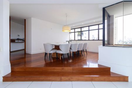 Apartamento à venda com 303m², 4 quartos e 4 vagas Apartamento à venda com 303m², 4 quartos e 4 vagasSala