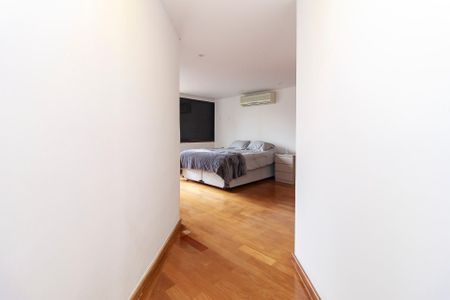 Apartamento à venda com 303m², 4 quartos e 4 vagas Apartamento à venda com 303m², 4 quartos e 4 vagasSuíte