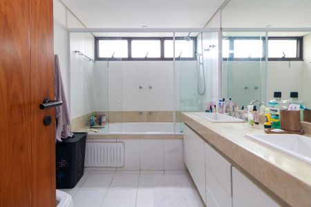 Apartamento à venda com 303m², 4 quartos e 4 vagas Apartamento à venda com 303m², 4 quartos e 4 vagasBanheiro da Suíte