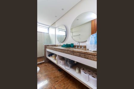 Apartamento à venda com 303m², 4 quartos e 4 vagas Apartamento à venda com 303m², 4 quartos e 4 vagasBanheiro da Suíte 2