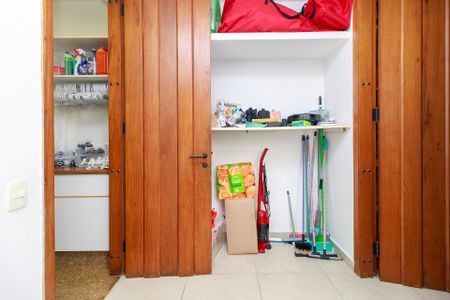 Apartamento à venda com 303m², 4 quartos e 4 vagas Apartamento à venda com 303m², 4 quartos e 4 vagasQuarto de Serviço