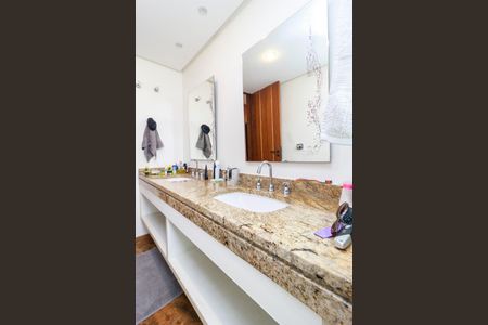 Apartamento à venda com 303m², 4 quartos e 4 vagas Apartamento à venda com 303m², 4 quartos e 4 vagasBanheiro da Suíte 3