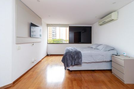 Apartamento à venda com 303m², 4 quartos e 4 vagas Apartamento à venda com 303m², 4 quartos e 4 vagasSuíte