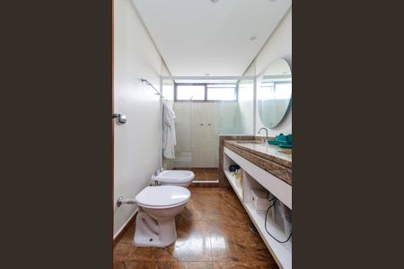 Apartamento à venda com 303m², 4 quartos e 4 vagas Apartamento à venda com 303m², 4 quartos e 4 vagasBanheiro da Suíte 2