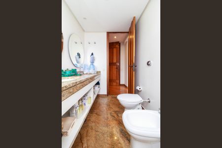 Apartamento à venda com 303m², 4 quartos e 4 vagas Apartamento à venda com 303m², 4 quartos e 4 vagasBanheiro da Suíte 2