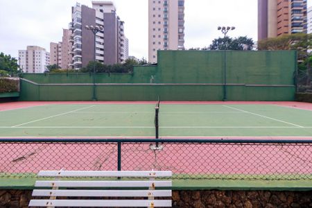 Apartamento à venda com 303m², 4 quartos e 4 vagas Apartamento à venda com 303m², 4 quartos e 4 vagasQuadra de Tênis