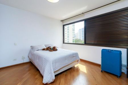 Apartamento à venda com 303m², 4 quartos e 4 vagas Apartamento à venda com 303m², 4 quartos e 4 vagasSuíte 2