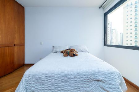 Apartamento à venda com 303m², 4 quartos e 4 vagas Apartamento à venda com 303m², 4 quartos e 4 vagasSuíte 2