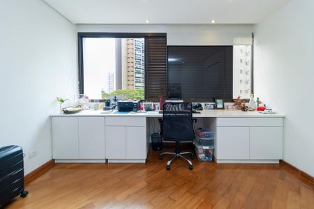 Apartamento à venda com 303m², 4 quartos e 4 vagas Apartamento à venda com 303m², 4 quartos e 4 vagasQuarto