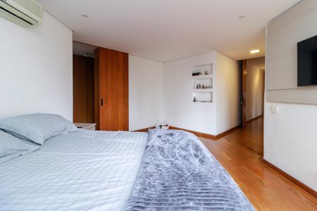 Apartamento à venda com 303m², 4 quartos e 4 vagas Apartamento à venda com 303m², 4 quartos e 4 vagasSuíte