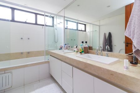 Apartamento à venda com 303m², 4 quartos e 4 vagas Apartamento à venda com 303m², 4 quartos e 4 vagasBanheiro da Suíte