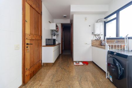 Apartamento à venda com 303m², 4 quartos e 4 vagas Apartamento à venda com 303m², 4 quartos e 4 vagasÁrea de Serviço