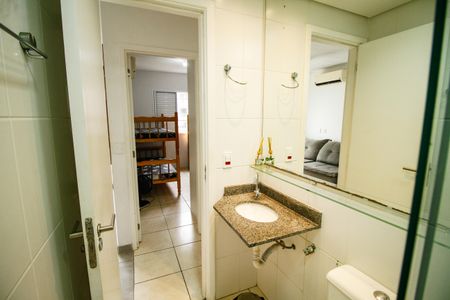 Apartamento para alugar com 72m², 2 quartos e 1 vaga Apartamento para alugar com 72m², 2 quartos e 1 vagaBanheiro social