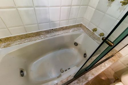 Apartamento à venda com 240m², 4 quartos e 3 vagasBanheiro da Suíte 1 - banheira