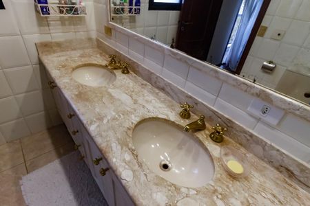 Apartamento à venda com 240m², 4 quartos e 3 vagasBanheiro da Suíte 1