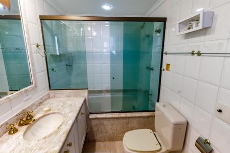 Apartamento à venda com 240m², 4 quartos e 3 vagasBanheiro da Suíte 1