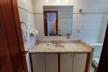 Apartamento à venda com 240m², 4 quartos e 3 vagasBanheiro da Suíte 2