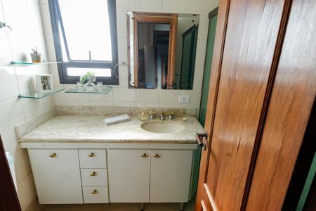 Apartamento à venda com 240m², 4 quartos e 3 vagasBanheiro da Suíte 3