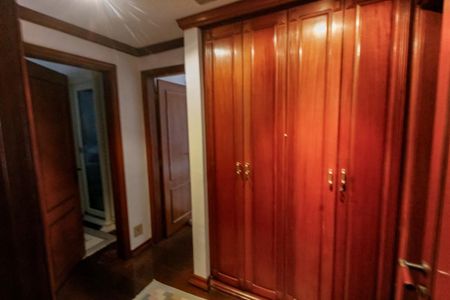 Apartamento à venda com 240m², 4 quartos e 3 vagasArmários corredor