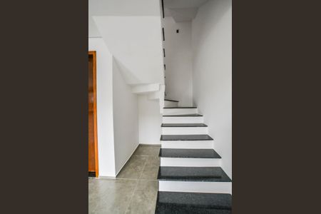 Casa à venda com 113m², 2 quartos e 2 vagas Casa à venda com 113m², 2 quartos e 2 vagasEscada