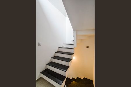 Casa à venda com 113m², 2 quartos e 2 vagas Casa à venda com 113m², 2 quartos e 2 vagasEscada