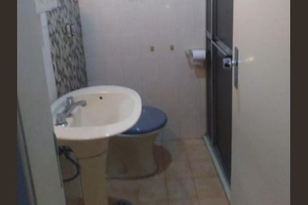 Banheiro de apartamento para alugar com 1 quarto, 49m² em Passo da Areia, Porto Alegre