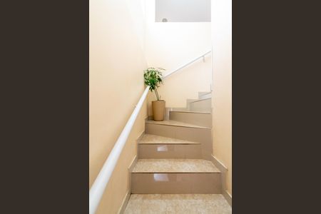 Casa à venda com 150m², 3 quartos e 2 vagas Casa à venda com 150m², 3 quartos e 2 vagasEscada