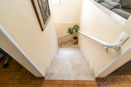 Casa à venda com 150m², 3 quartos e 2 vagas Casa à venda com 150m², 3 quartos e 2 vagasEscada