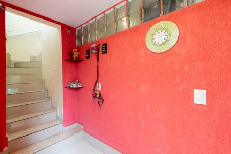 Casa à venda com 150m², 3 quartos e 2 vagas Casa à venda com 150m², 3 quartos e 2 vagasEscada