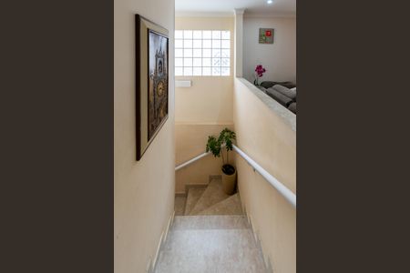 Casa à venda com 150m², 3 quartos e 2 vagas Casa à venda com 150m², 3 quartos e 2 vagasEscada