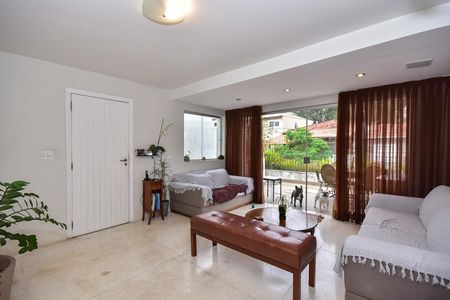 Casa à venda com 260m², 3 quartos e 3 vagasSala