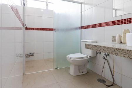Apartamento para alugar com 300m², 4 quartos e 2 vagas Apartamento para alugar com 300m², 4 quartos e 2 vagasBanheiro da Suíte 1