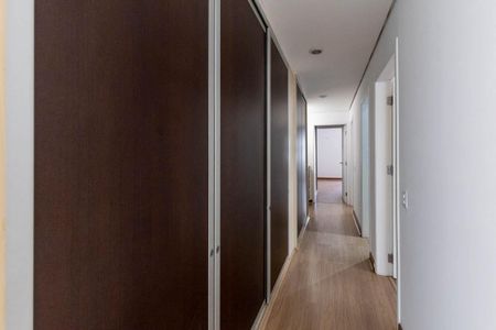 Apartamento para alugar com 300m², 4 quartos e 2 vagas Apartamento para alugar com 300m², 4 quartos e 2 vagasCorredor