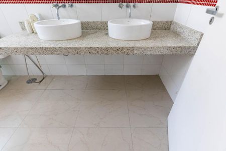 Apartamento para alugar com 300m², 4 quartos e 2 vagas Apartamento para alugar com 300m², 4 quartos e 2 vagasBanheiro da Suíte 1