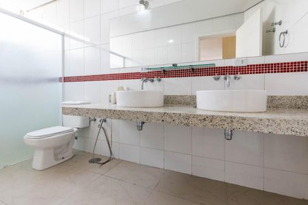 Apartamento para alugar com 300m², 4 quartos e 2 vagas Apartamento para alugar com 300m², 4 quartos e 2 vagasBanheiro da Suíte 1