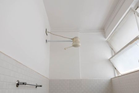 Apartamento para alugar com 300m², 4 quartos e 2 vagas Apartamento para alugar com 300m², 4 quartos e 2 vagasBanheiro de Serviço