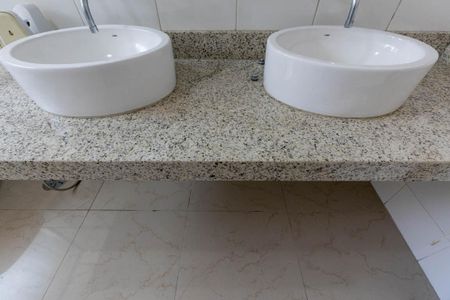 Apartamento para alugar com 300m², 4 quartos e 2 vagas Apartamento para alugar com 300m², 4 quartos e 2 vagasBanheiro da Suíte 1