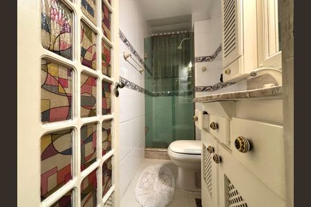 Apartamento à venda com 87m², 2 quartos e 1 vaga Apartamento à venda com 87m², 2 quartos e 1 vagaBanheiro social