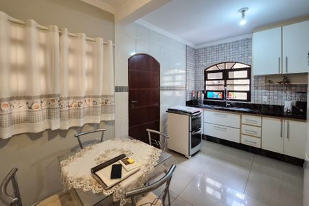 Casa à venda com 180m², 2 quartos e 2 vagas Casa à venda com 180m², 2 quartos e 2 vagasCozinha