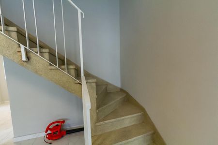 Casa à venda com 121m², 2 quartos e 2 vagasEscada