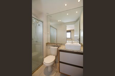 Banheiro de kitnet/studio para alugar com 1 quarto, 25m² em Pinheiros, São Paulo